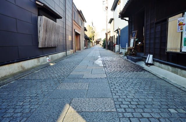 川越の石畳の続くレトロな町並みは大きな魅力