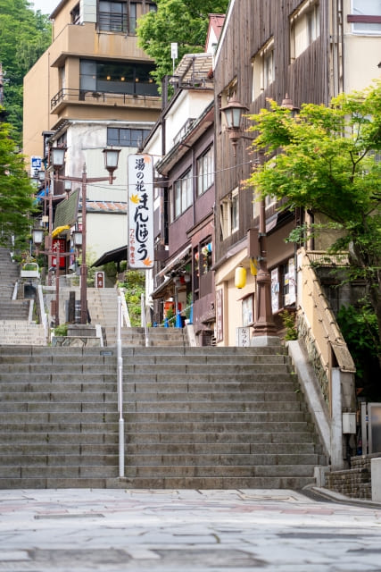 温泉まんじゅうのお店が多い石段を食べ歩くのが満足度が高い